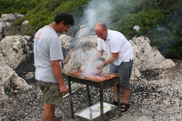 Příprava souvlaki na lodním výletě - Lefkada
